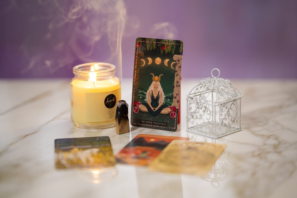 Velas encendidas, cristales y cartas de tarot sobre una mesa, imagen del servicio de lectura personalizada ‘Despierta Tu Intuición’ de Bea Coronel