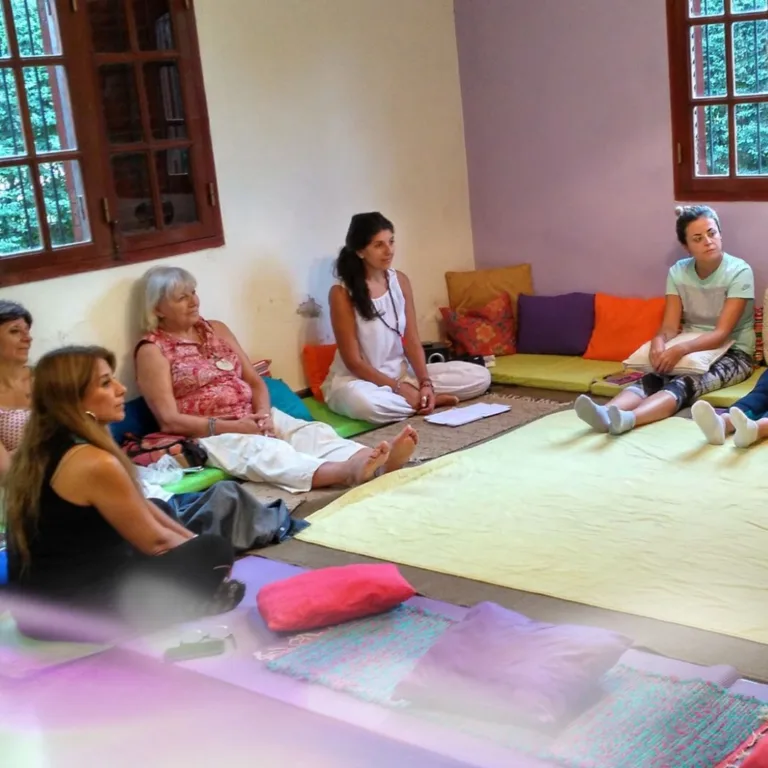 Bea Coronel guiando un círculo de mujeres en un encuentro de autoconocimiento