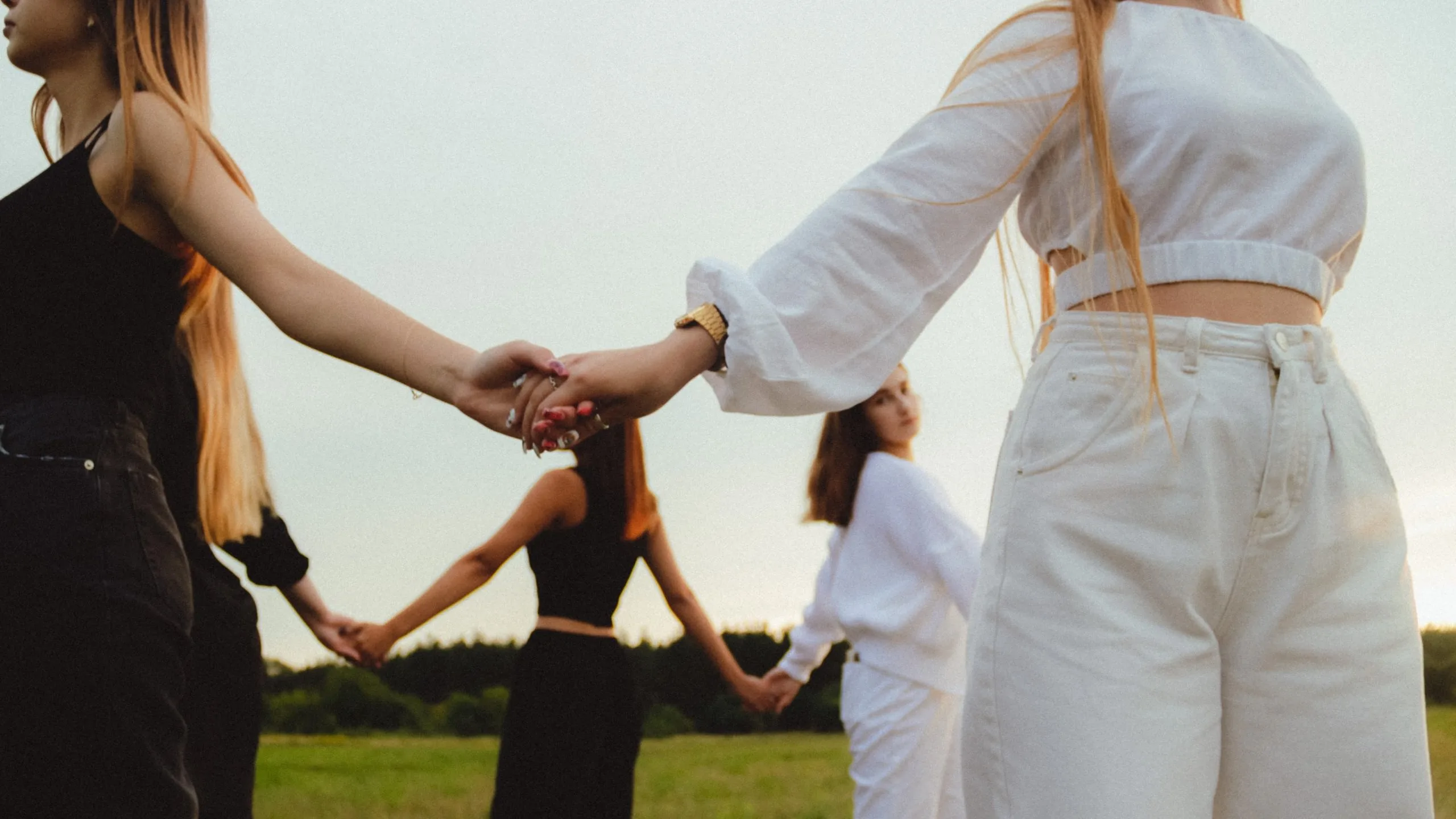 comunidad espiritual para mujeres en círculo de acompañamiento emocional